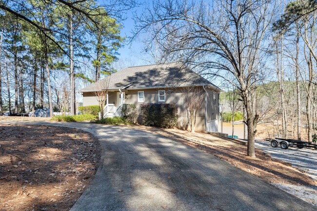 Building Photo - Lakefront Oconee Home