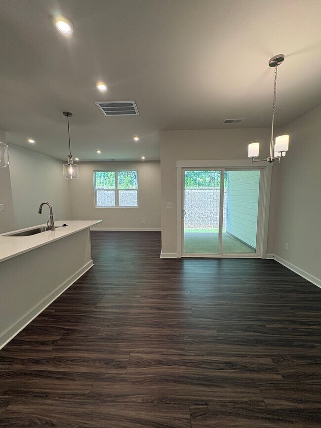 Building Photo - Beautiful End Unit Townhome in Griffith Lakes