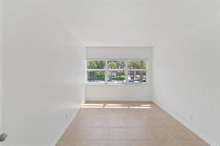 Building Photo - 2555 NE 11th St