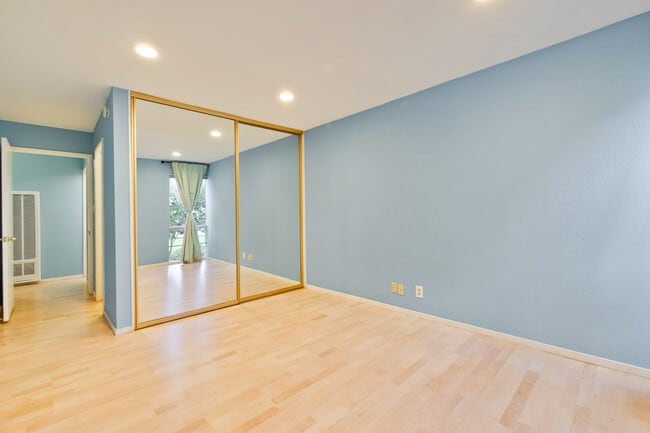 Building Photo - 280 Easy St