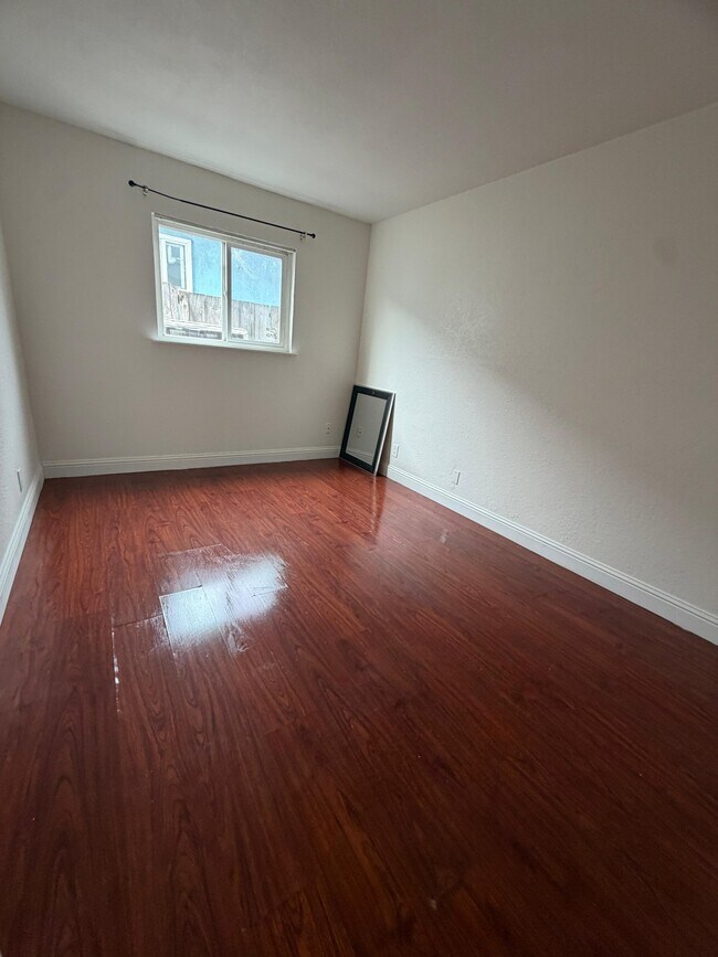 Building Photo - 528 S 17th St