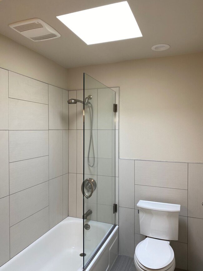 Building Photo - $4900-  Mountain View Townhouse-2 bedroom 2.5 bath.