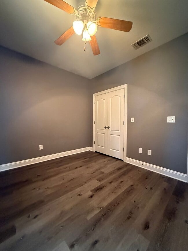 Building Photo - Beautiful 4 bedroom 2 bath home centrally located for added convenience