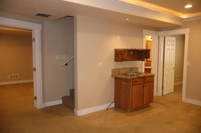 Building Photo - Stunning Modern Five Bedroom Home in Loveland