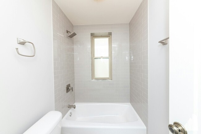 Building Photo - 640 W Wrightwood Ave