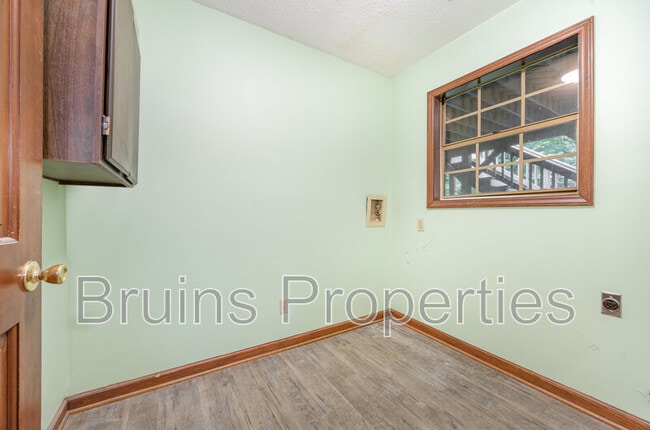 Building Photo - 229 Creekwood Dr