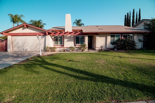 Building Photo - Spacious 4 Bed / 2 Bath Pool Home in Prime Corona Location!