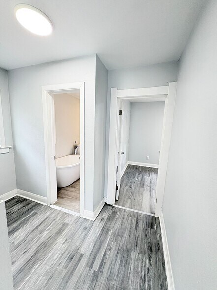 Building Photo - 932 Waverly Ave