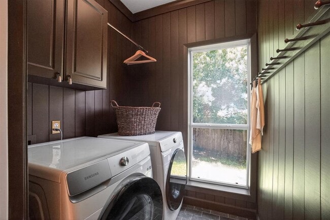 Building Photo - 300 N Carriage Hills Dr