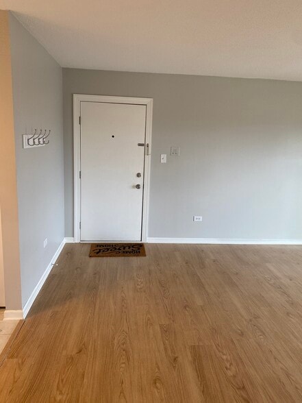 Entry - 7335 W 157th St