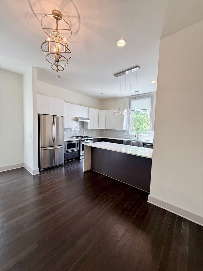 Building Photo - 3 bedroom/3.5 baths/ 12th S