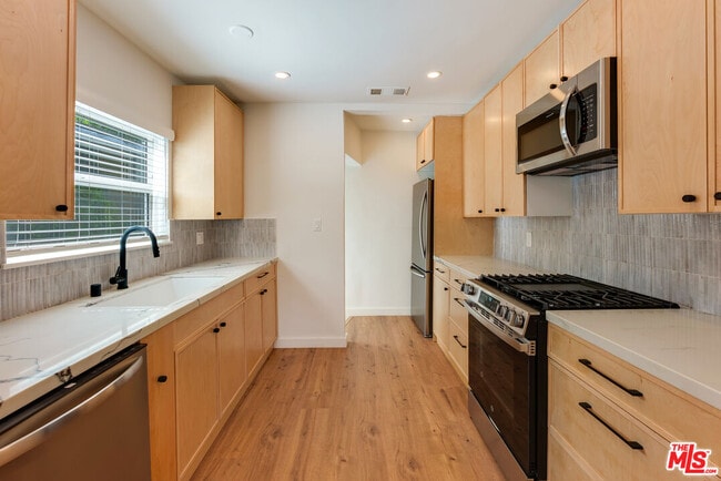 Building Photo - 1405 N Coronado St