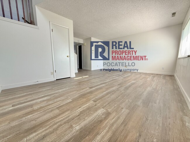 Building Photo - 3 bedroom 1.5 bath townhouse - 2 car carport