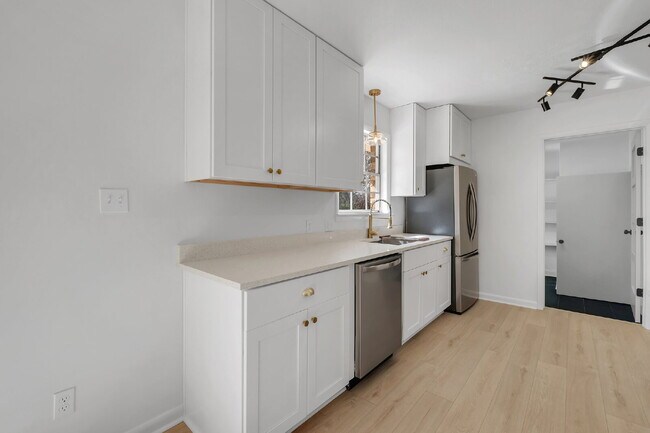 Building Photo - Freshly Remodeled 4 Bedroom 2 Bathroom Single Family Home.