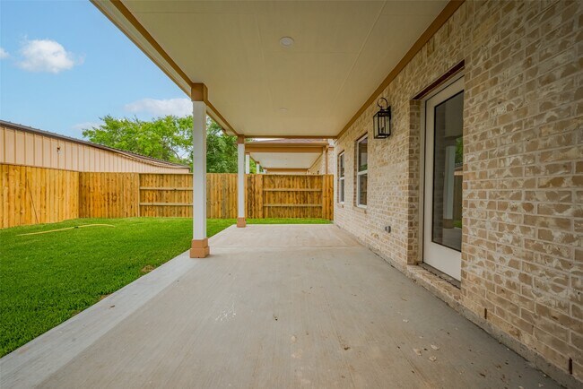 Building Photo - 2206 Hoskins Dr