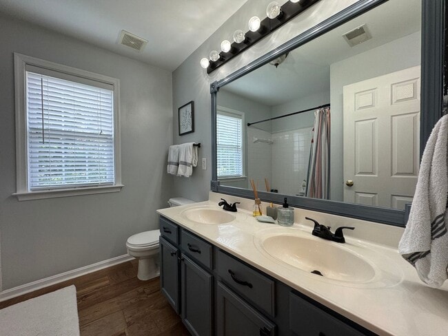 Building Photo - Stunning 4 Bed 3.5 Bath Single Family Home...