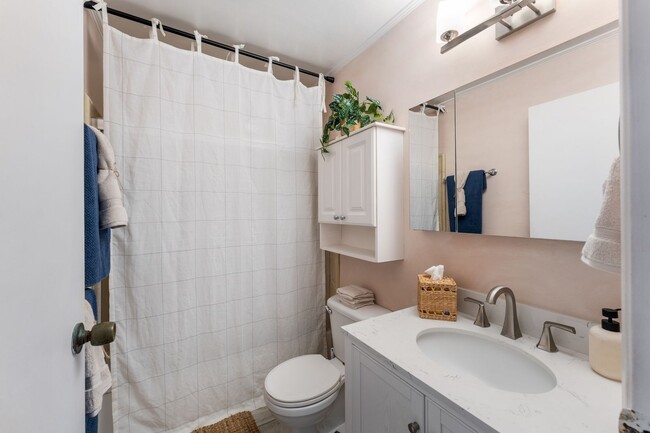 Building Photo - Live your best life in this well-appointed condo in Makaua Village