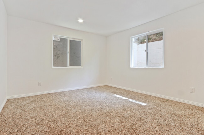Building Photo - 827 N Brannick Ave