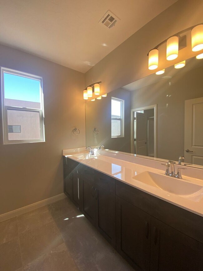Building Photo - Beautiful home in the Ledges