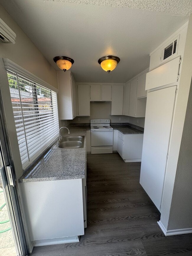 Building Photo - COMING SOON! 3 Bed + 1.5 Bath Townhouse
