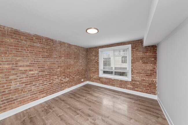 Primary Photo - 1220 N La Salle Dr