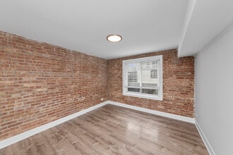 Building Photo - 1220 N Lasalle-D4