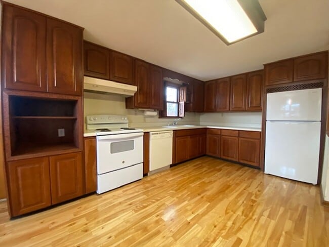 Building Photo - Welcome to this charming three-bedroom, tw...