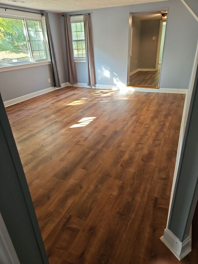 Building Photo - 3 Bedroom, 2 bath Home with Garage in New ...