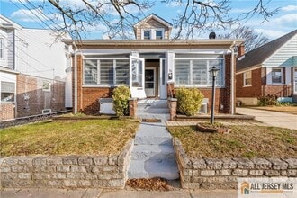 Building Photo - 76 Andrew St