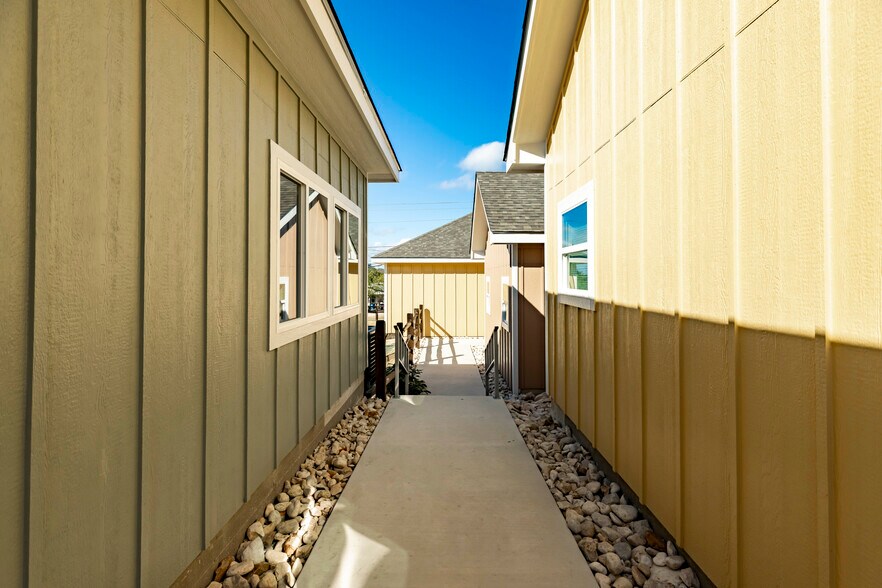 Building Photo - 705 Fifth St