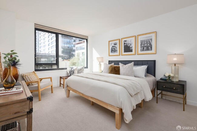 Building Photo - 250 King St