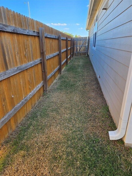 Building Photo - 1802 Los Olivios Wy