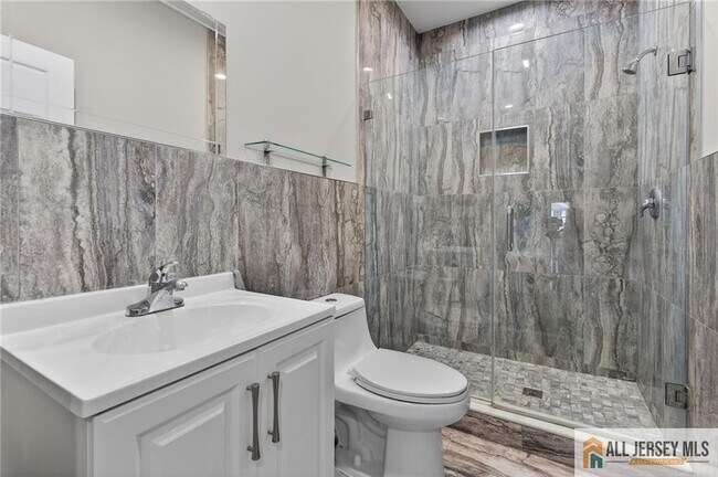 Building Photo - 19 Utica Rd