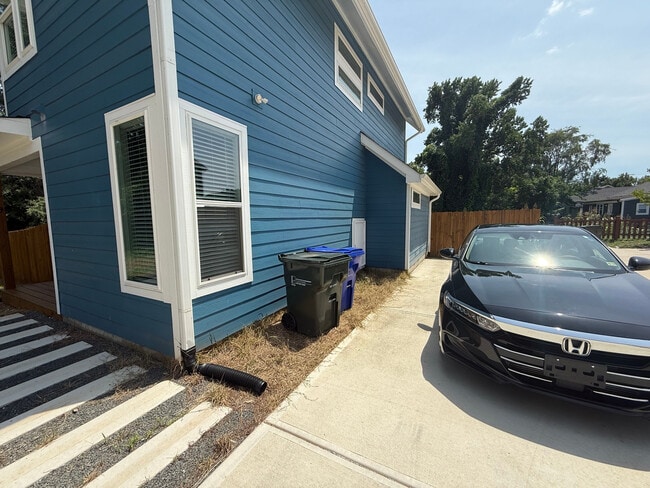 Building Photo - Room in House on S Alston Ave