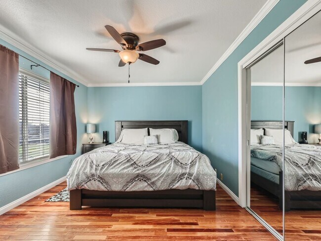 Building Photo - Beautifully partially furnished townhome in Las Vegas Country Club