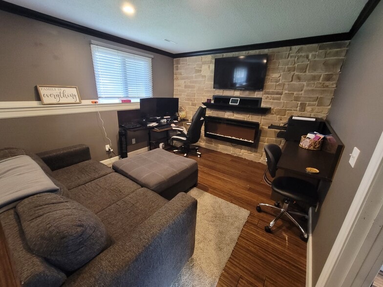 Building Photo - 2201 Tracy Ln