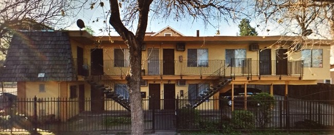 Building Photo - 248 E Willow St