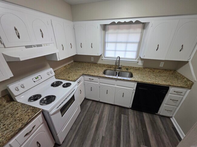 Building Photo - 17 Laramie Cove