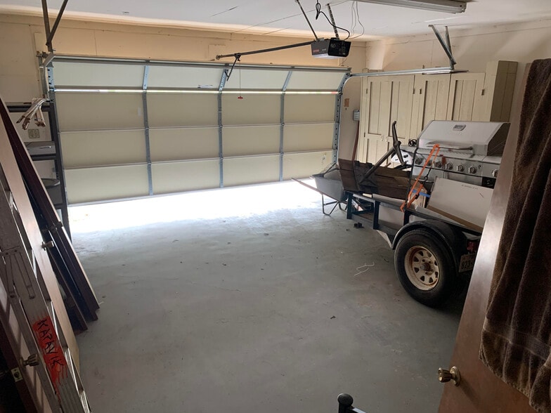 attached garage - 7205 Wood Oaks Dr