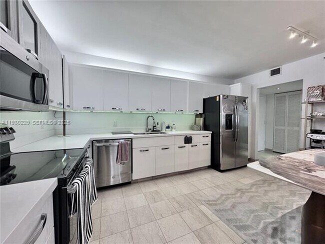 Building Photo - 8877 Collins Ave