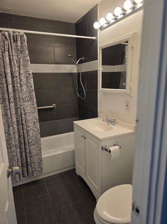 Building Photo - 1320 W Sahuaro Dr