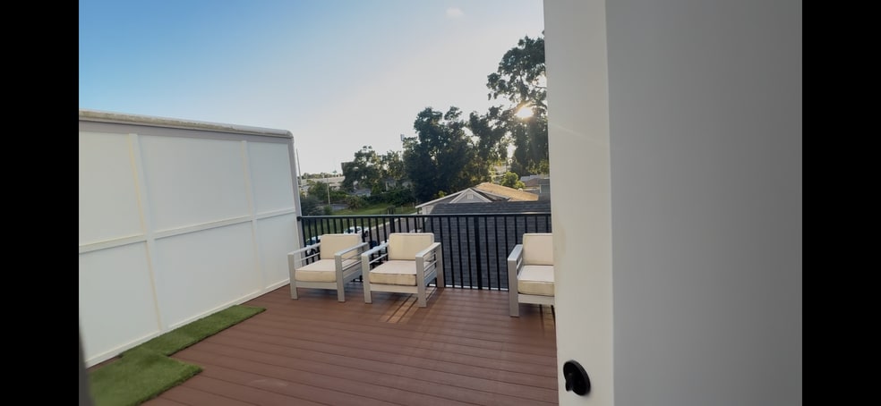 Deck in 3rd floor - 4114 N Nebraska Ave