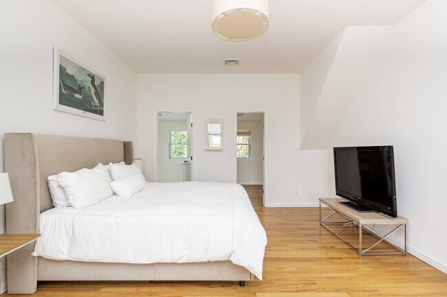 Building Photo - 869 Head of Pond Rd