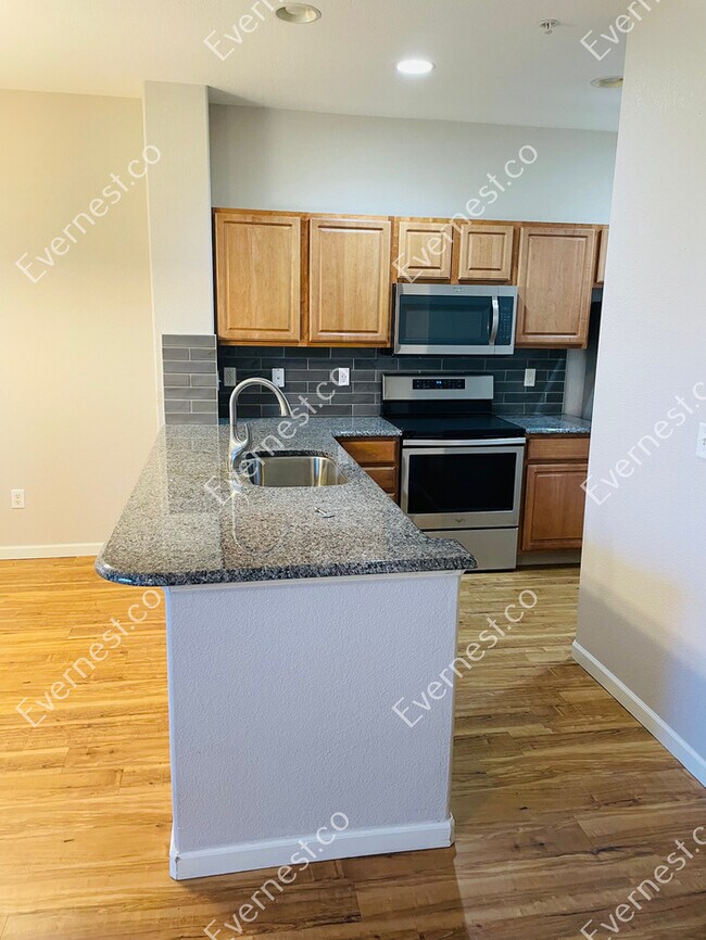 Building Photo - 3-Bed/2.5-Bath/