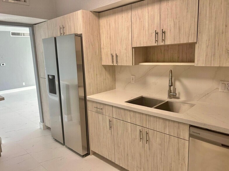 Building Photo - 3801 S Ocean Dr