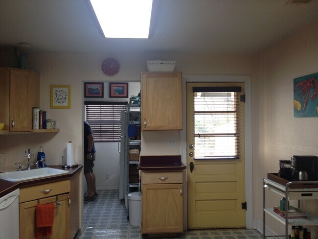 Building Photo - Charming 2/1 House in Hyde Park- Available for August!