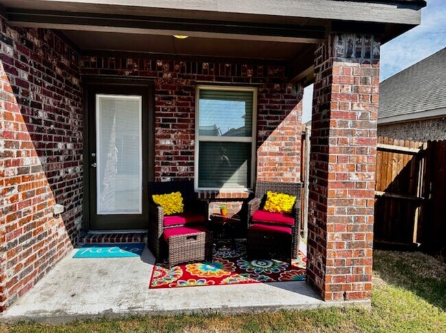 Building Photo - Like New 1 story 4 bedroom home just off D...