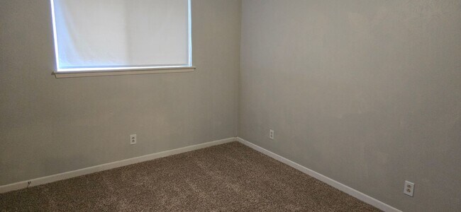 Building Photo - 2909 Cypress Dr