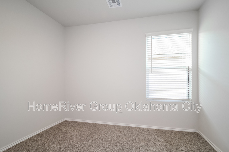 Building Photo - 3131 Valley Dr