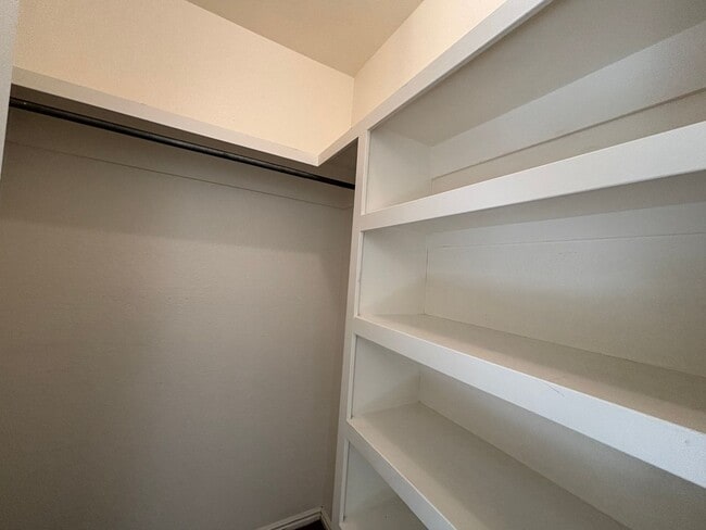 Building Photo - SPACIOUS 3 BEDROOM TOWNHOME FOR RENT IN DO...